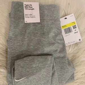 Nike Spotswear Essential Women’s 7/8 Mid-Rise Leggings Size S (4-6)